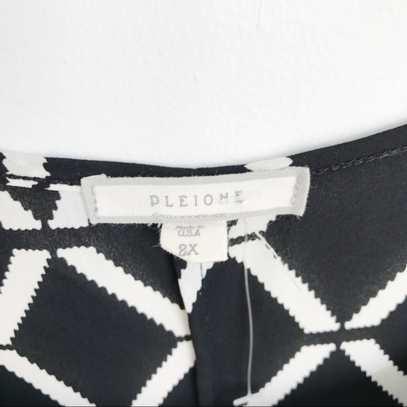 PLEIONE Cross Print Short Sleeve Blouse 2X - Picture 3 of 6